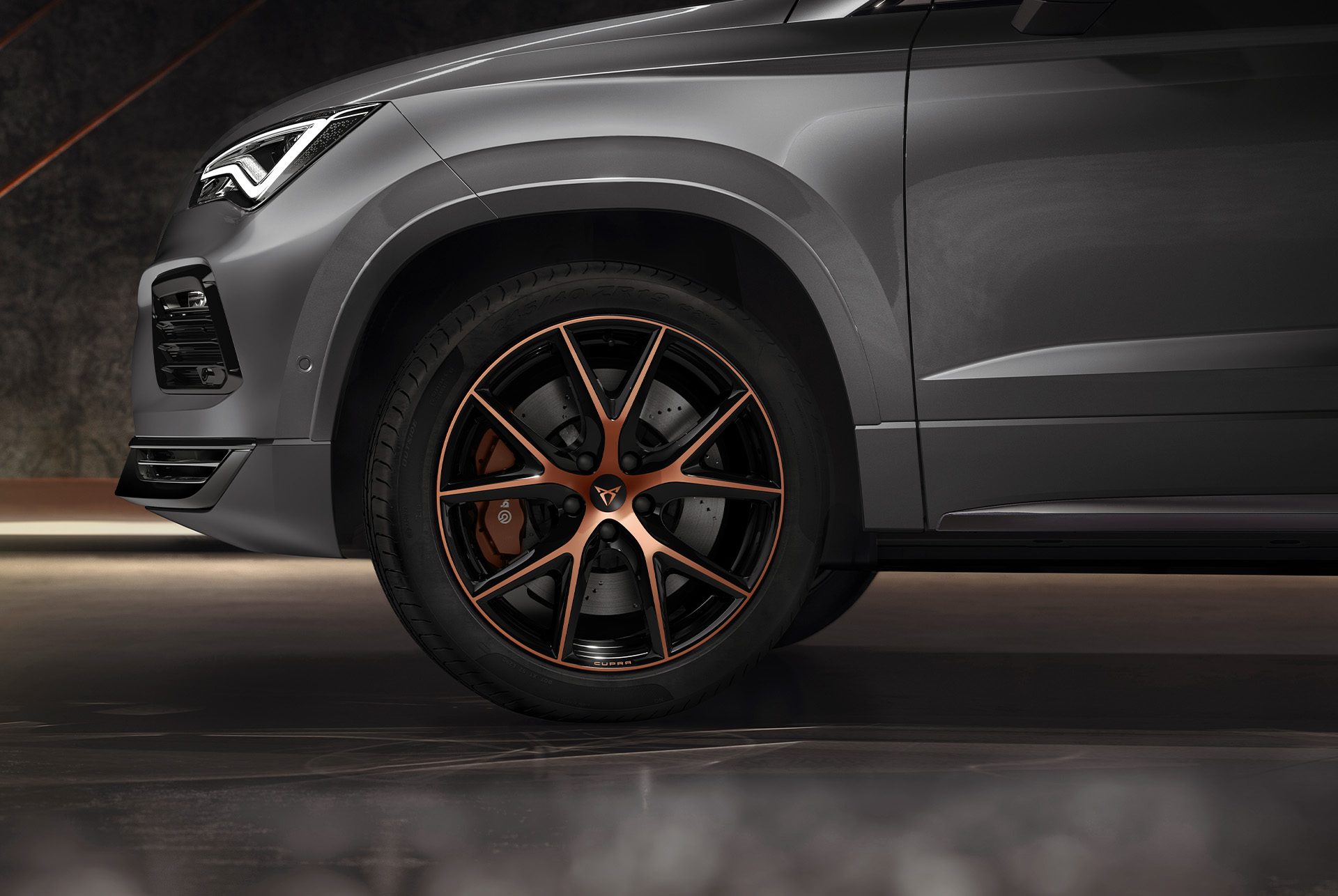 Put your drive to test with the 19" Machined R Sport wheels in Black and Copper. The bold colour combination and dynamic design ensure a powerful and strong presence.  