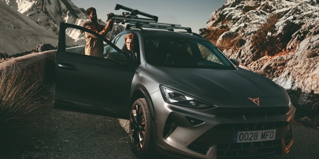 Man adjusting roof rack on a CUPRA Formentor Man adjusting roof rack on a CUPRA Formentor
